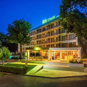 Ibis Styles Golden Sands Roomer Hotel